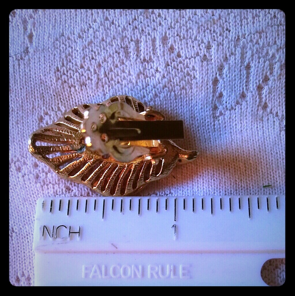 Vintage Leaf Shape Openwork Earrings - image 6